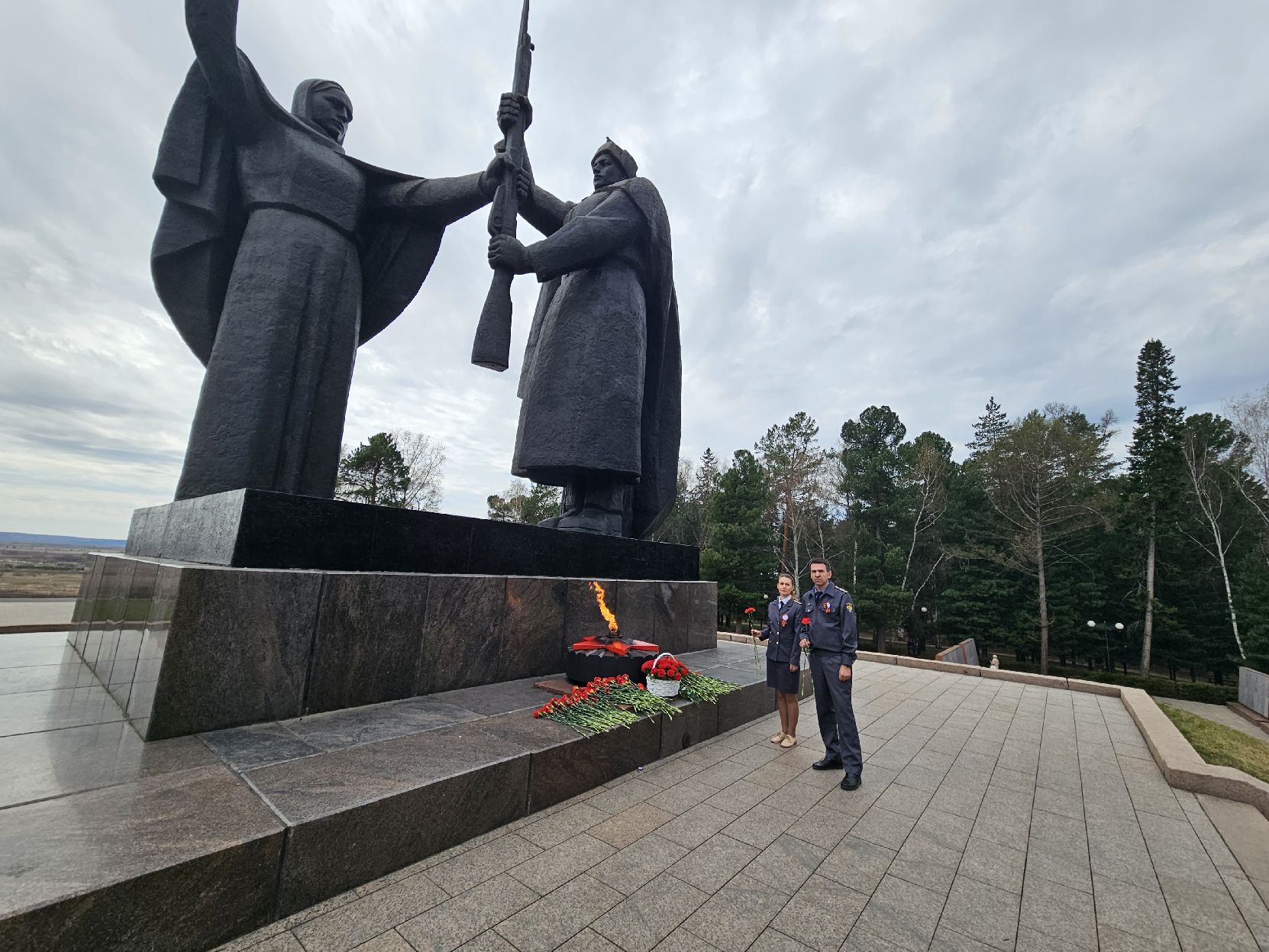 Церемония возложения цветов к Вечному огню монумента боевой и трудовой славы Томичей в Лагерном саду
